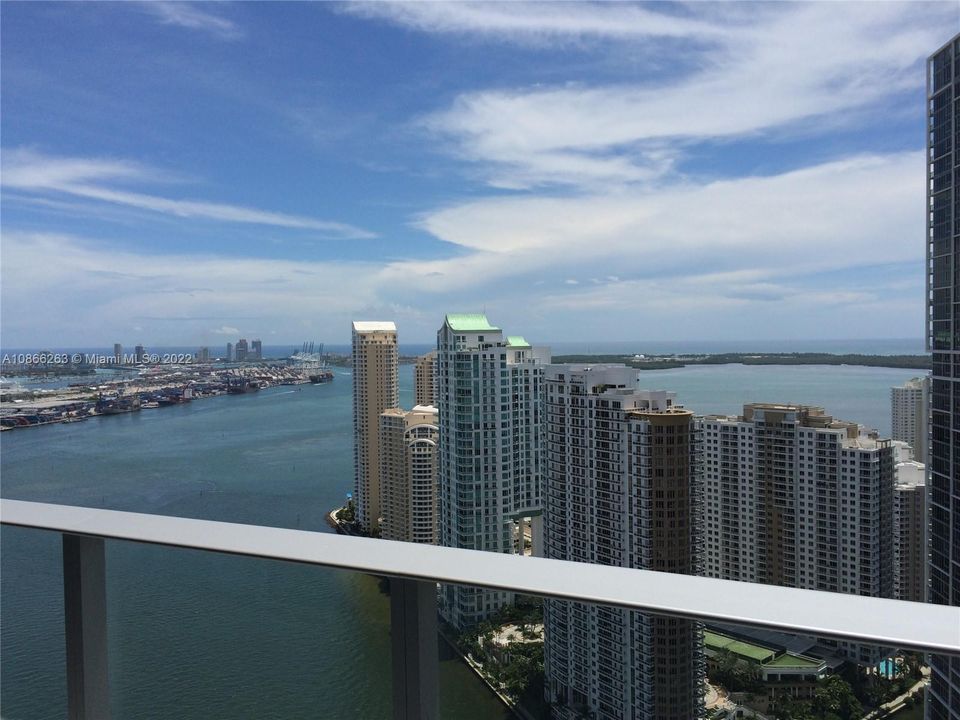 EPIC offers inspiring cityscape and glimmering bay views in every direction, views that encompass the incredible panoramas of the captivating downtown Miami skyline, along with magnificent expansive views of Brickell Key, Fisher Island, Key Biscayne