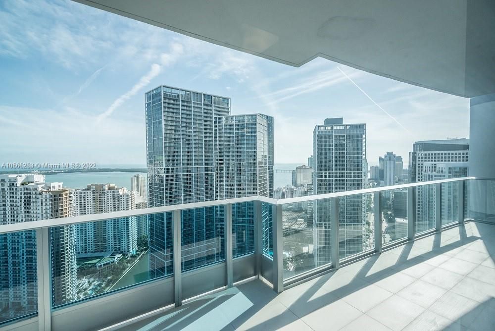EPIC offers inspiring cityscape and glimmering bay views in every direction, views that encompass the incredible panoramas of the captivating downtown Miami skyline, along with magnificent expansive views of Miami Beach, Fisher Island, Key Biscayne.