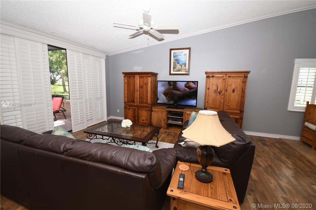 Vendido Recientemente: $385,000 (3 camas, 2 baños, 1530 Pies cuadrados)
