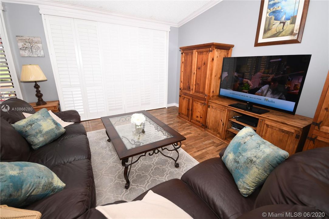 Vendido Recientemente: $385,000 (3 camas, 2 baños, 1530 Pies cuadrados)