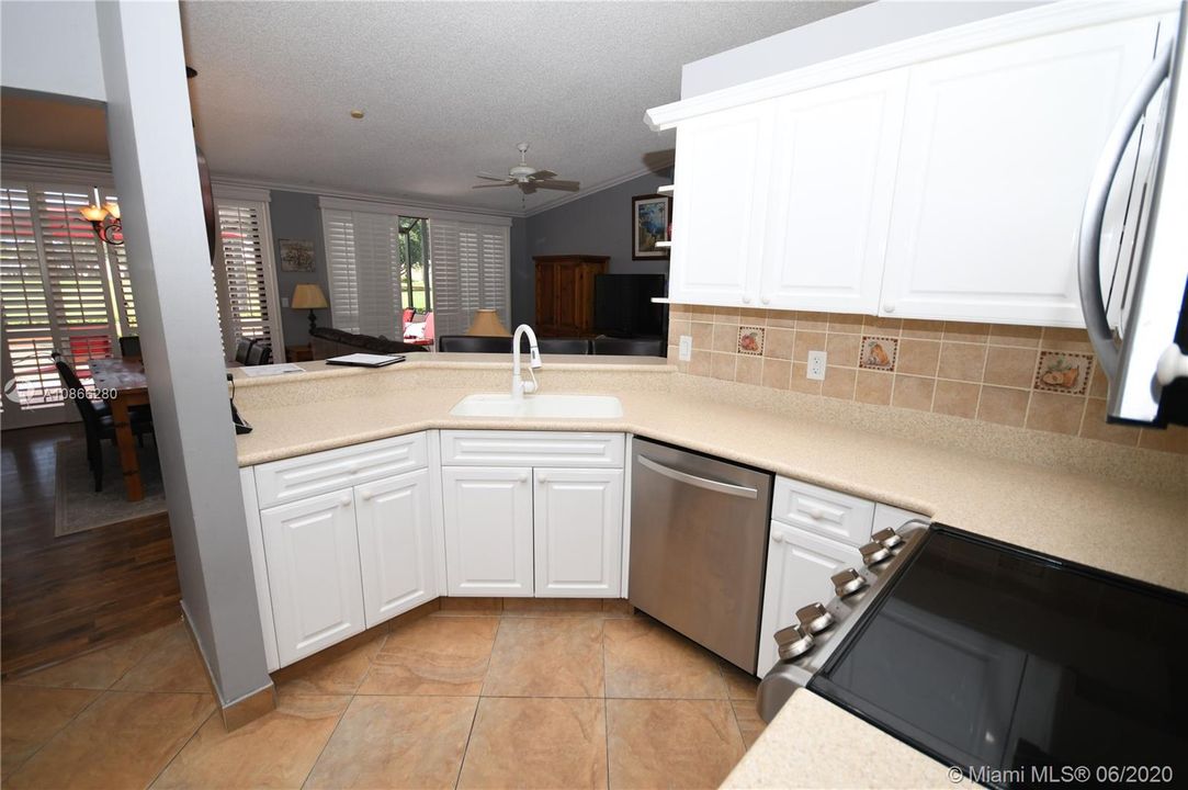 Vendido Recientemente: $385,000 (3 camas, 2 baños, 1530 Pies cuadrados)