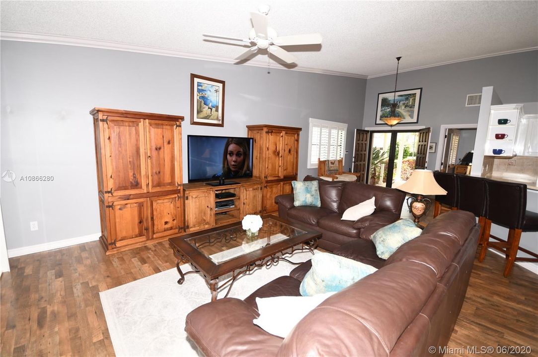 Vendido Recientemente: $385,000 (3 camas, 2 baños, 1530 Pies cuadrados)