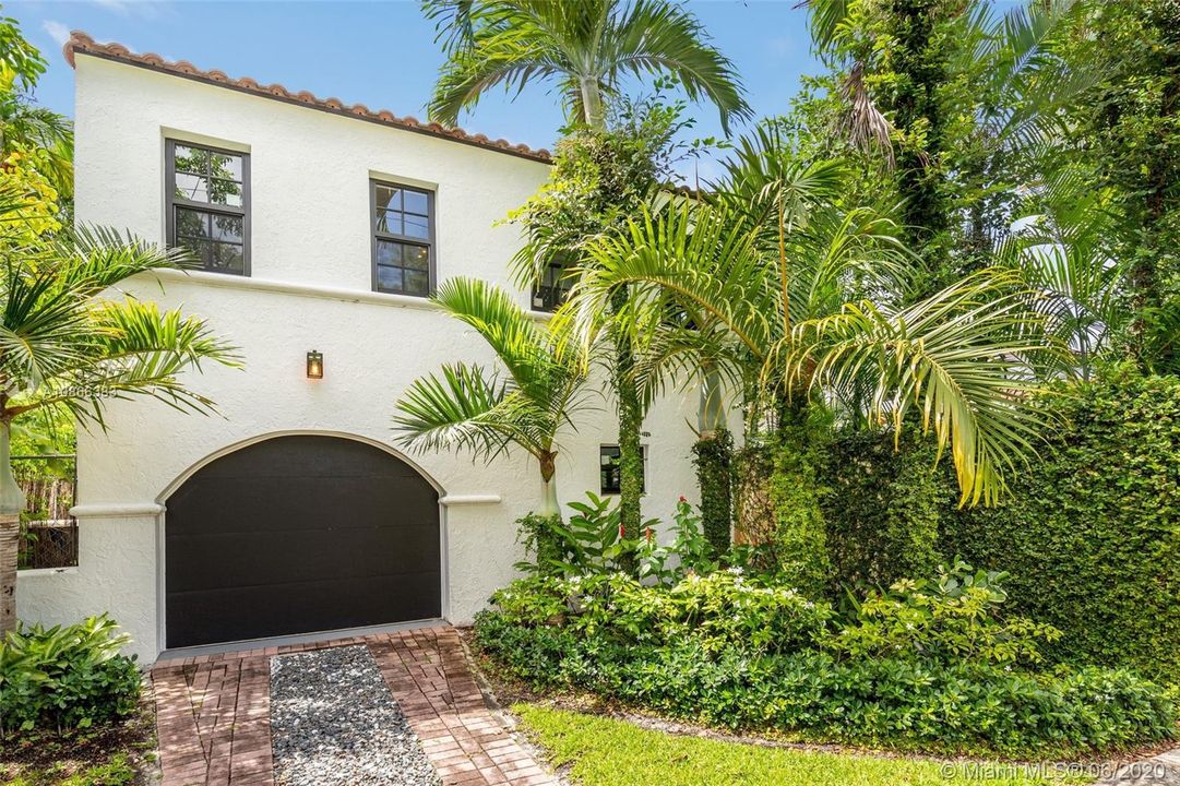 Recently Sold: $1,500,000 (3 beds, 3 baths, 1637 Square Feet)