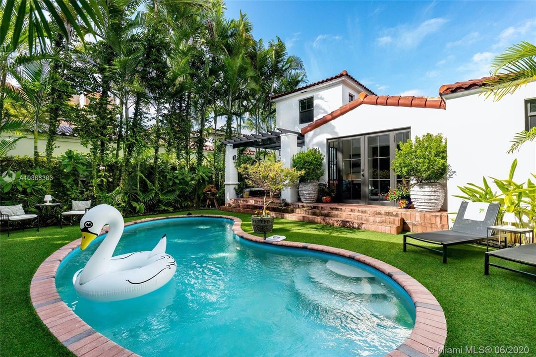 Recently Sold: $1,500,000 (3 beds, 3 baths, 1637 Square Feet)