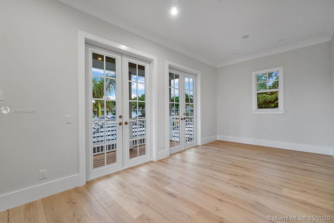 Upstairs room with lots of light and community views, perfect for home gym / bonus room / guest suite