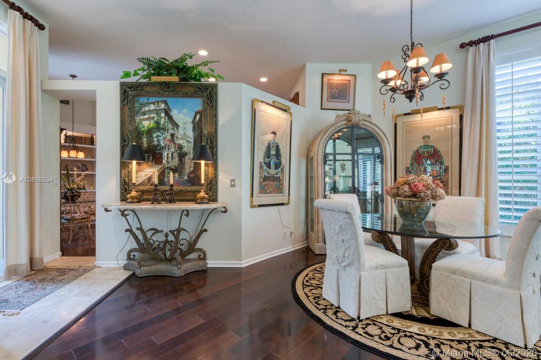 Dining room/foyer