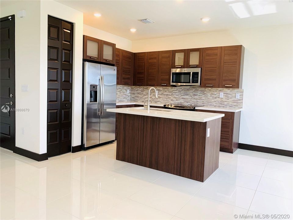 最近租的: $2,550 (3 贝兹, 2 浴室, 1588 平方英尺)