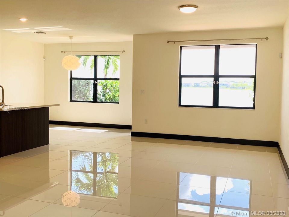 最近租的: $2,550 (3 贝兹, 2 浴室, 1588 平方英尺)