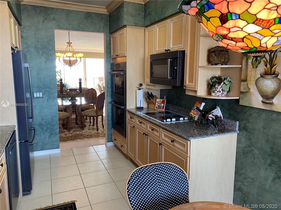 Recently Sold: $1,350,000 (3 beds, 2 baths, 1977 Square Feet)
