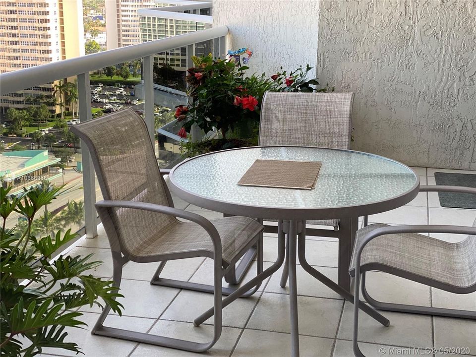 Recently Sold: $1,350,000 (3 beds, 2 baths, 1977 Square Feet)