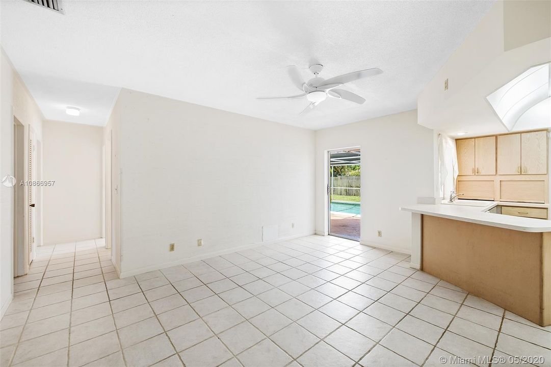 Vendido Recientemente: $485,000 (4 camas, 2 baños, 2302 Pies cuadrados)
