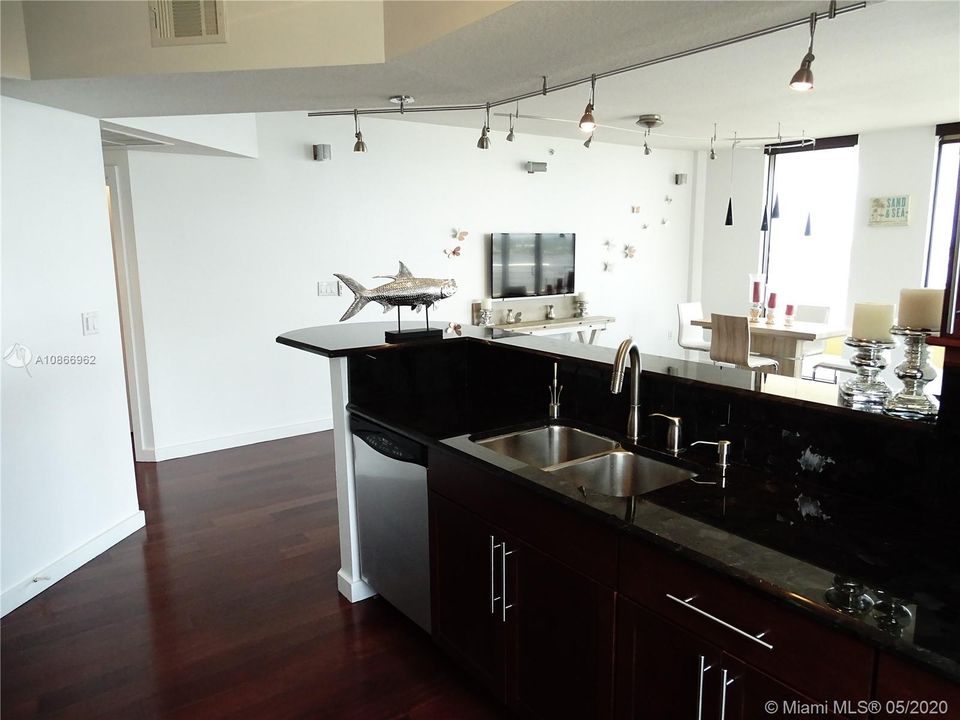 Recently Sold: $560,900 (2 beds, 2 baths, 1400 Square Feet)