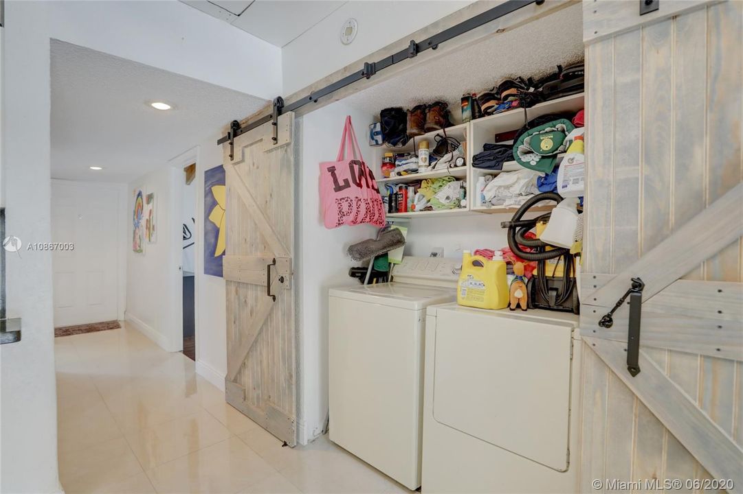 Recently Sold: $225,000 (2 beds, 2 baths, 964 Square Feet)