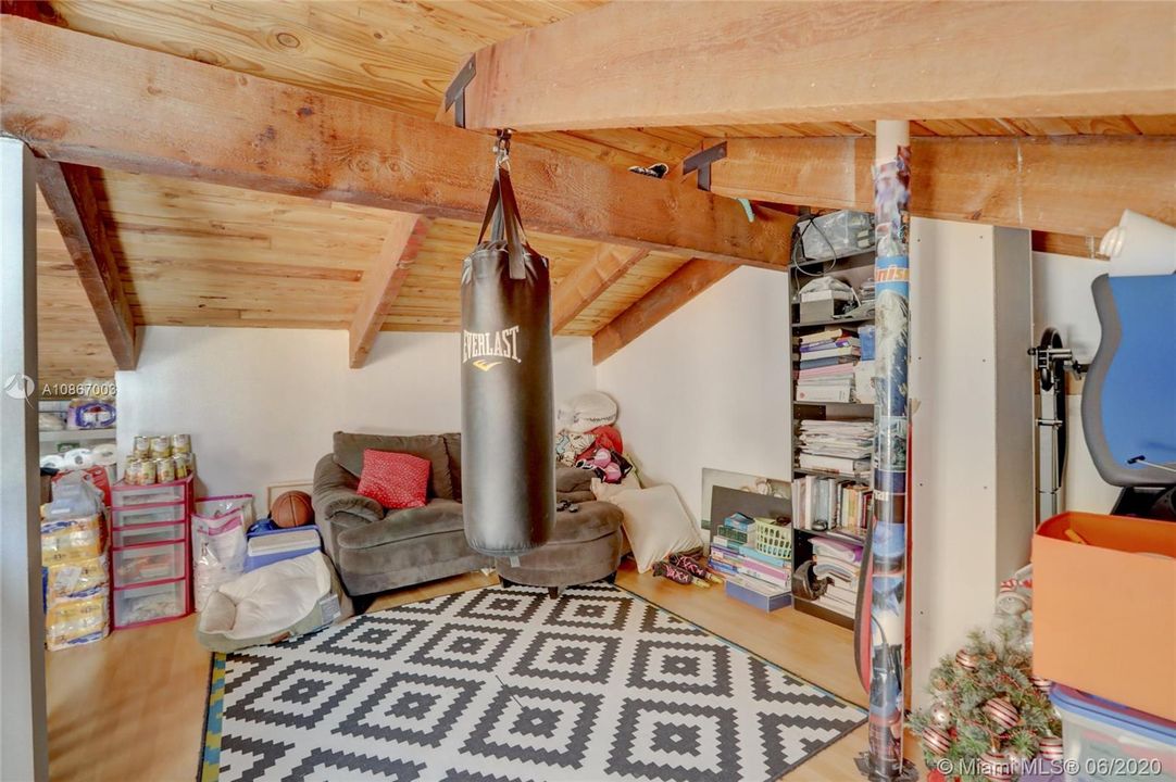 Recently Sold: $225,000 (2 beds, 2 baths, 964 Square Feet)