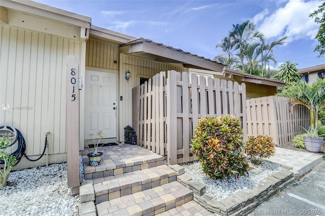 Recently Sold: $225,000 (2 beds, 2 baths, 964 Square Feet)