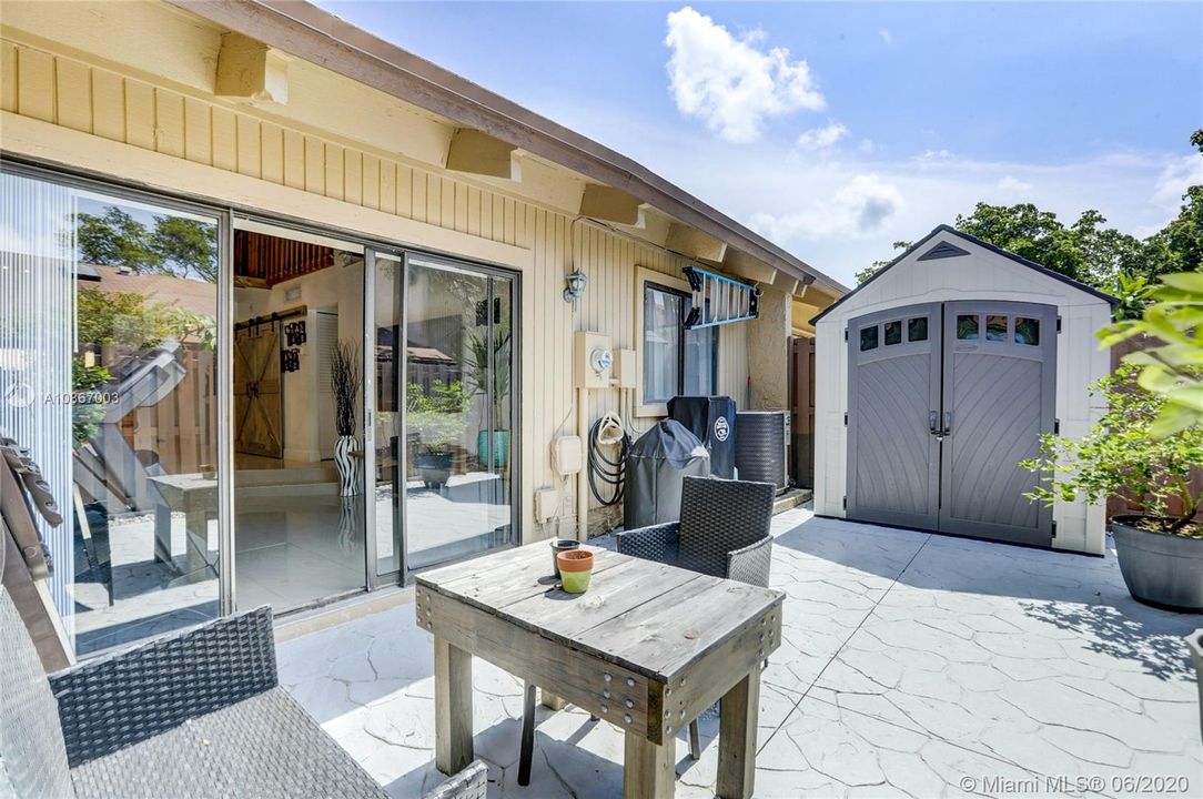 Recently Sold: $225,000 (2 beds, 2 baths, 964 Square Feet)