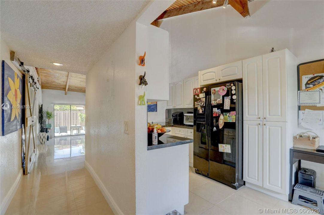 Recently Sold: $225,000 (2 beds, 2 baths, 964 Square Feet)