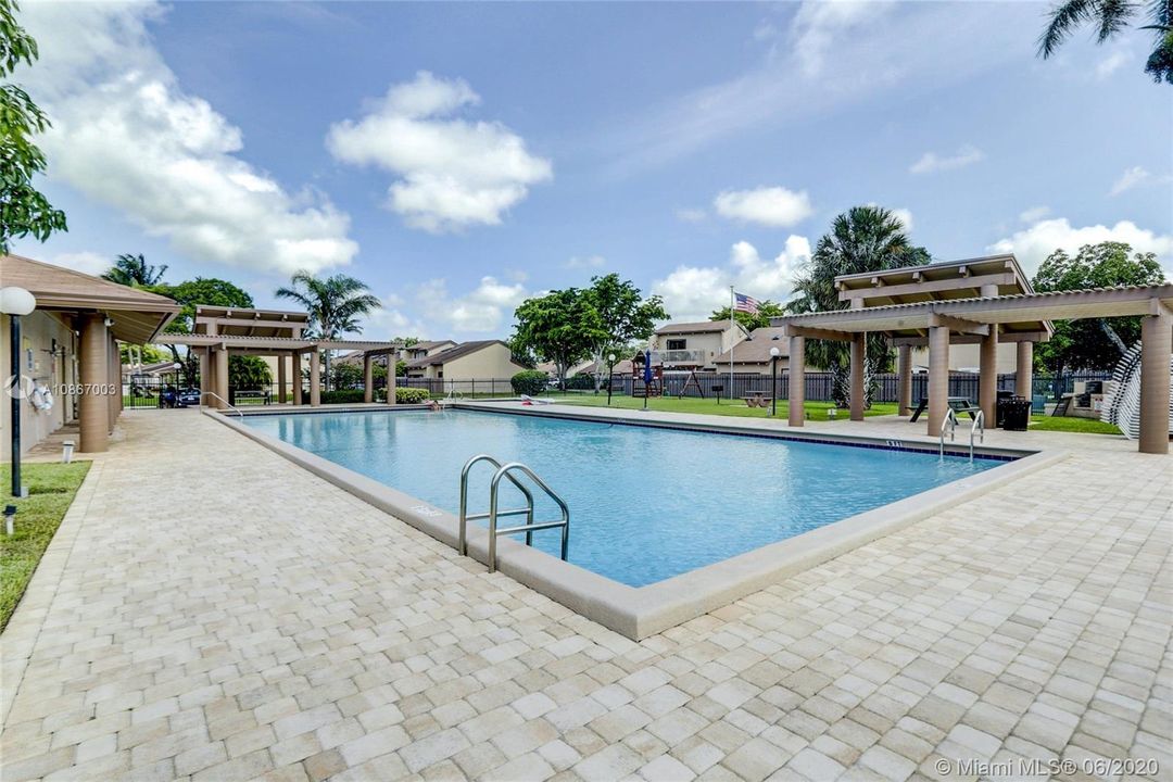 Recently Sold: $225,000 (2 beds, 2 baths, 964 Square Feet)