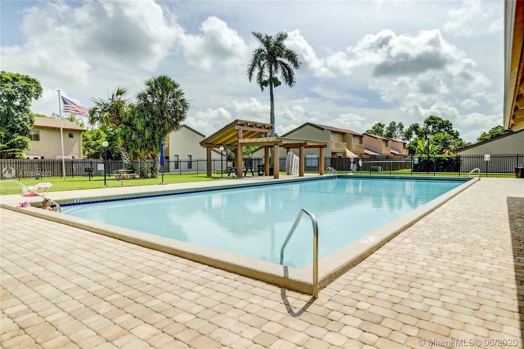 Recently Sold: $225,000 (2 beds, 2 baths, 964 Square Feet)
