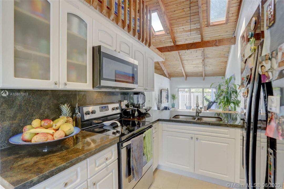Recently Sold: $225,000 (2 beds, 2 baths, 964 Square Feet)