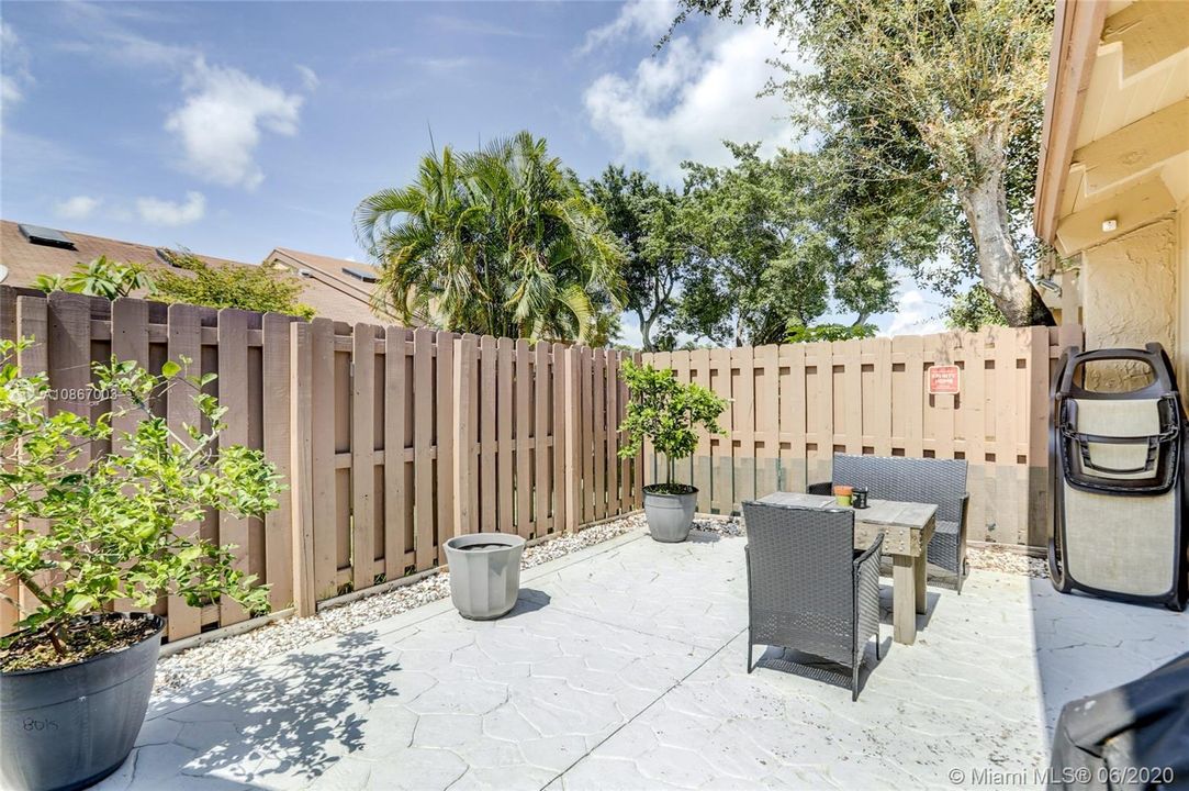 Recently Sold: $225,000 (2 beds, 2 baths, 964 Square Feet)