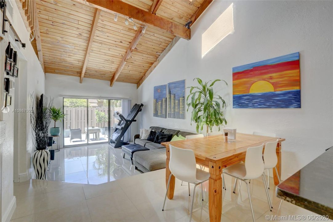 Recently Sold: $225,000 (2 beds, 2 baths, 964 Square Feet)