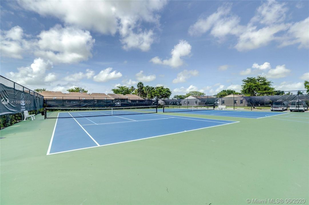 Recently Sold: $225,000 (2 beds, 2 baths, 964 Square Feet)