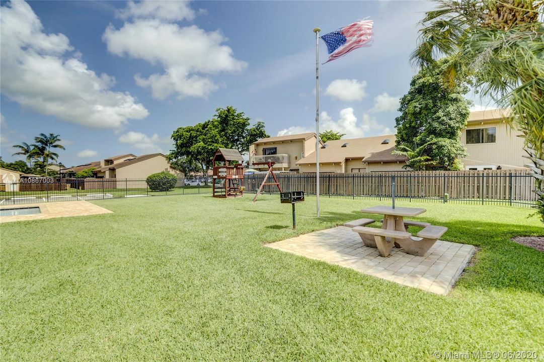 Recently Sold: $225,000 (2 beds, 2 baths, 964 Square Feet)