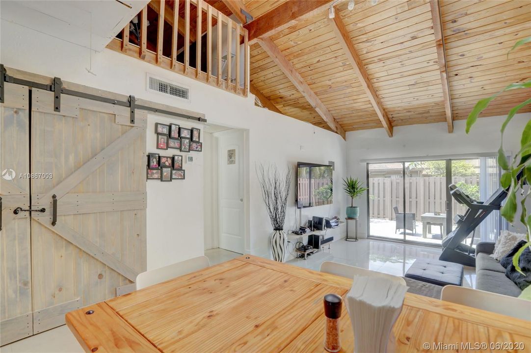 Recently Sold: $225,000 (2 beds, 2 baths, 964 Square Feet)