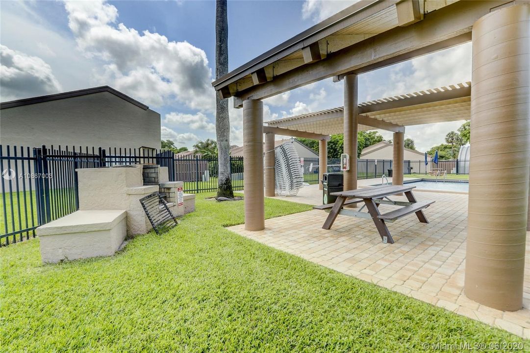 Recently Sold: $225,000 (2 beds, 2 baths, 964 Square Feet)