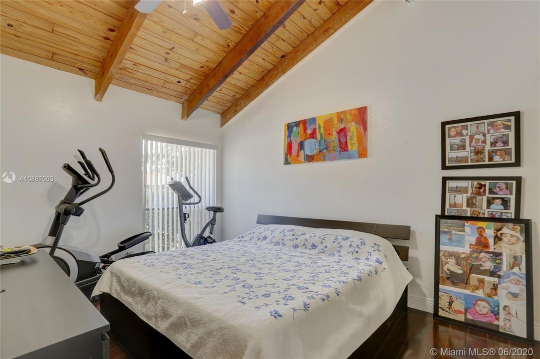 Recently Sold: $225,000 (2 beds, 2 baths, 964 Square Feet)