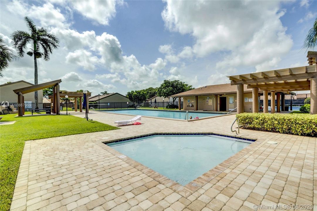 Recently Sold: $225,000 (2 beds, 2 baths, 964 Square Feet)