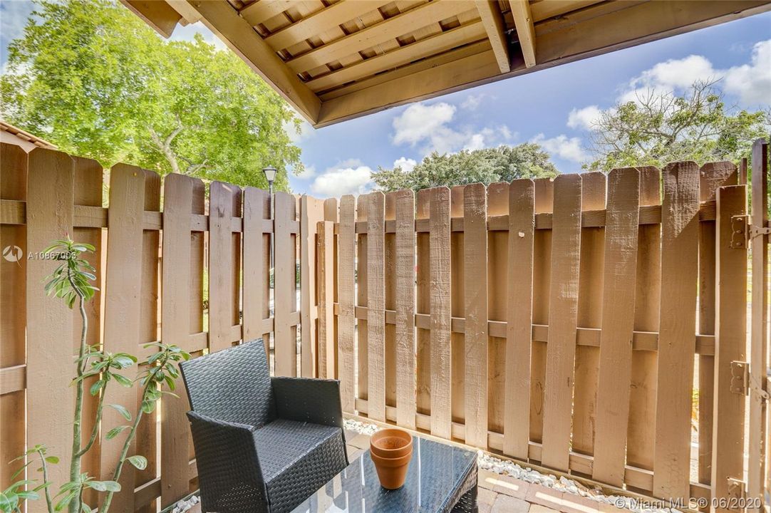 Recently Sold: $225,000 (2 beds, 2 baths, 964 Square Feet)