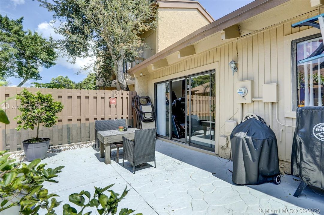 Recently Sold: $225,000 (2 beds, 2 baths, 964 Square Feet)
