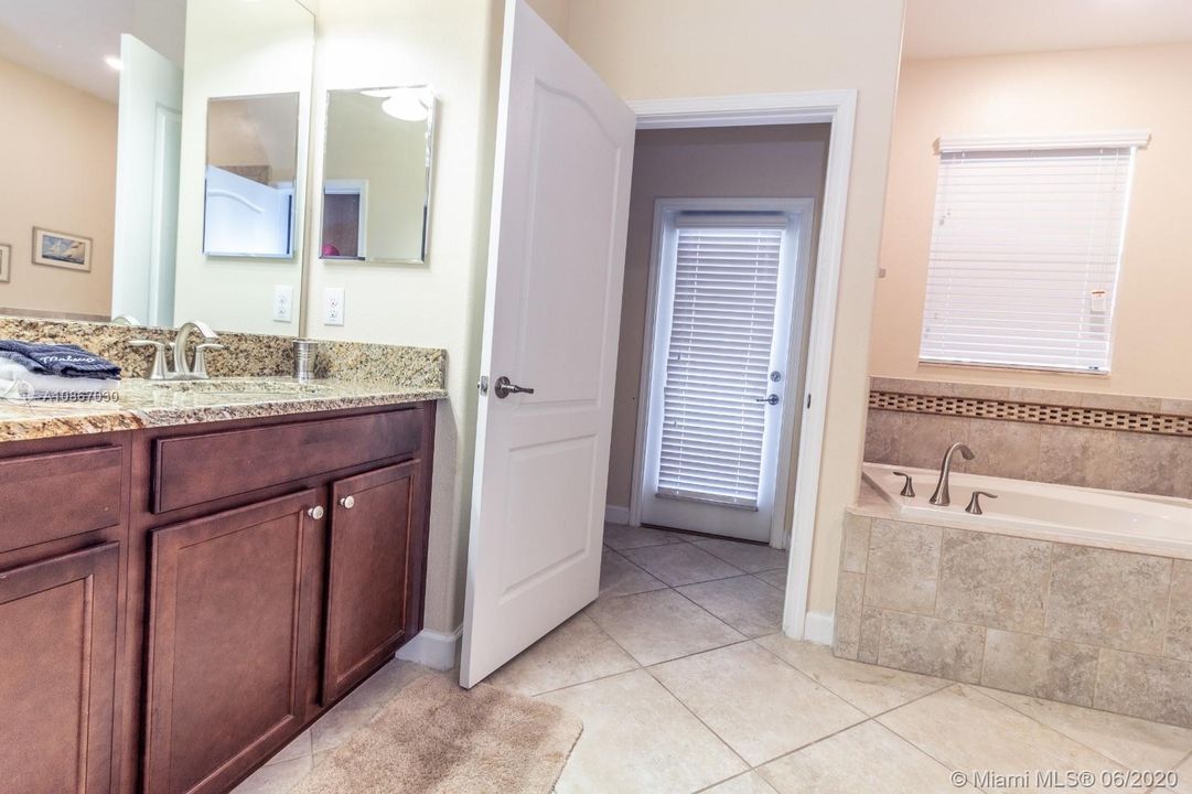 Vendido Recientemente: $549,000 (8 camas, 5 baños, 3909 Pies cuadrados)