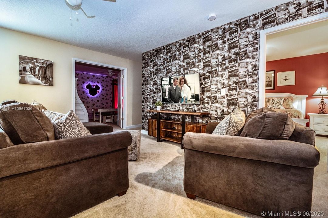 Vendido Recientemente: $549,000 (8 camas, 5 baños, 3909 Pies cuadrados)