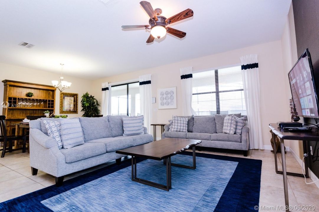 Vendido Recientemente: $549,000 (8 camas, 5 baños, 3909 Pies cuadrados)