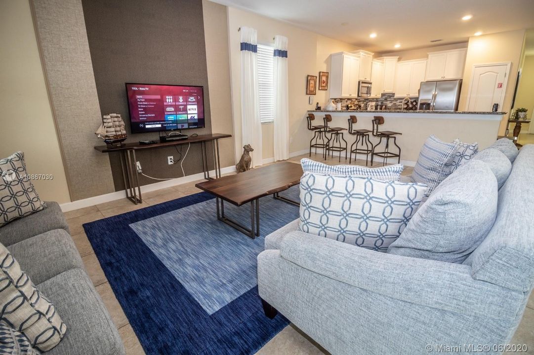 Vendido Recientemente: $549,000 (8 camas, 5 baños, 3909 Pies cuadrados)