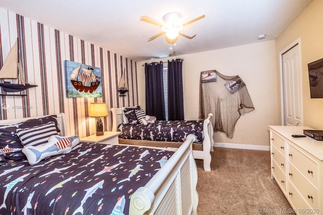Vendido Recientemente: $549,000 (8 camas, 5 baños, 3909 Pies cuadrados)