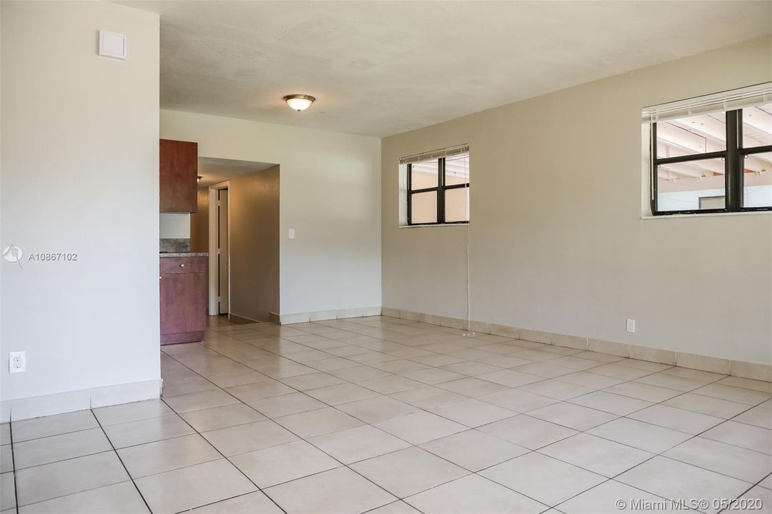 Recientemente alquilado: $2,465 (5 camas, 3 baños, 1550 Pies cuadrados)