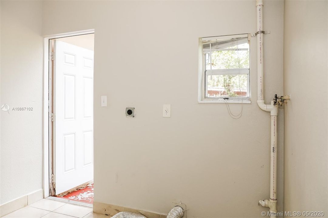 Recientemente alquilado: $2,465 (5 camas, 3 baños, 1550 Pies cuadrados)