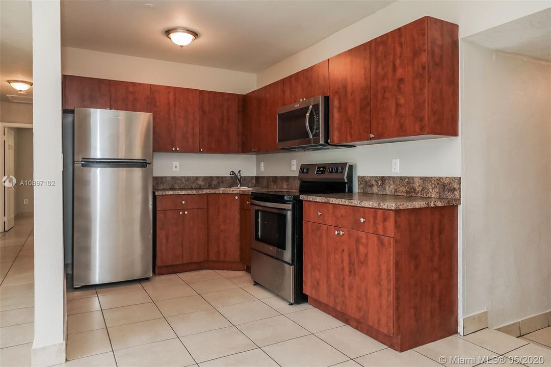 Recientemente alquilado: $2,465 (5 camas, 3 baños, 1550 Pies cuadrados)