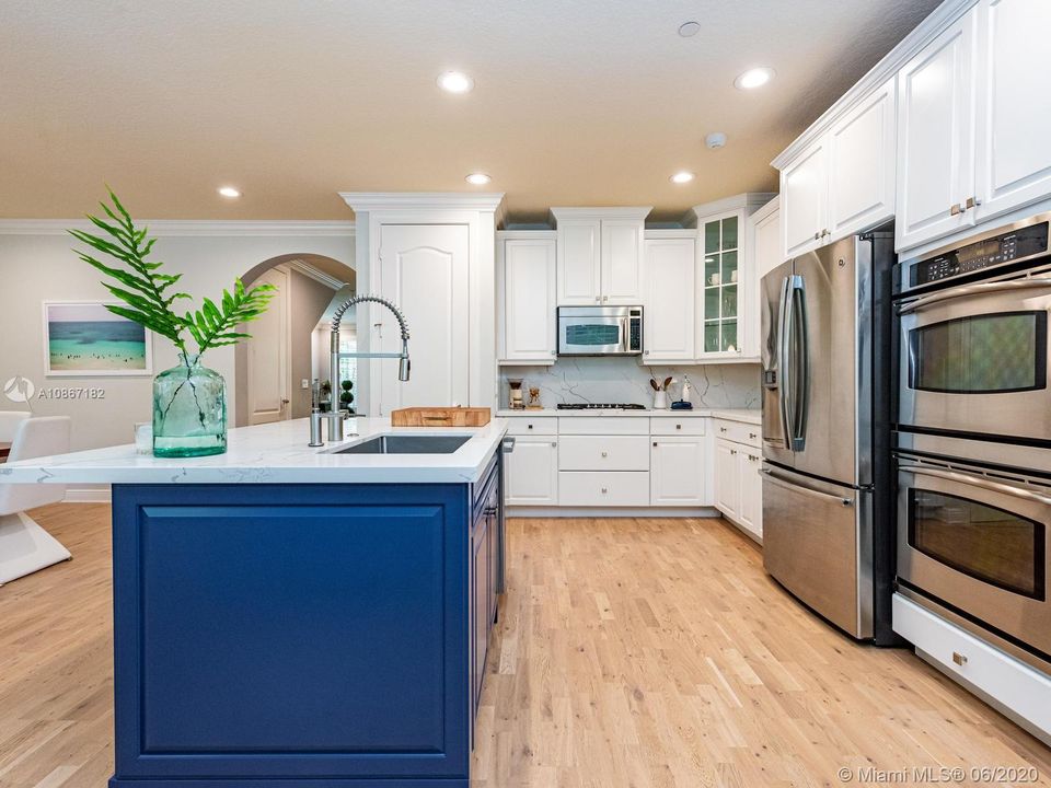 Recently Sold: $689,000 (3 beds, 2 baths, 3036 Square Feet)