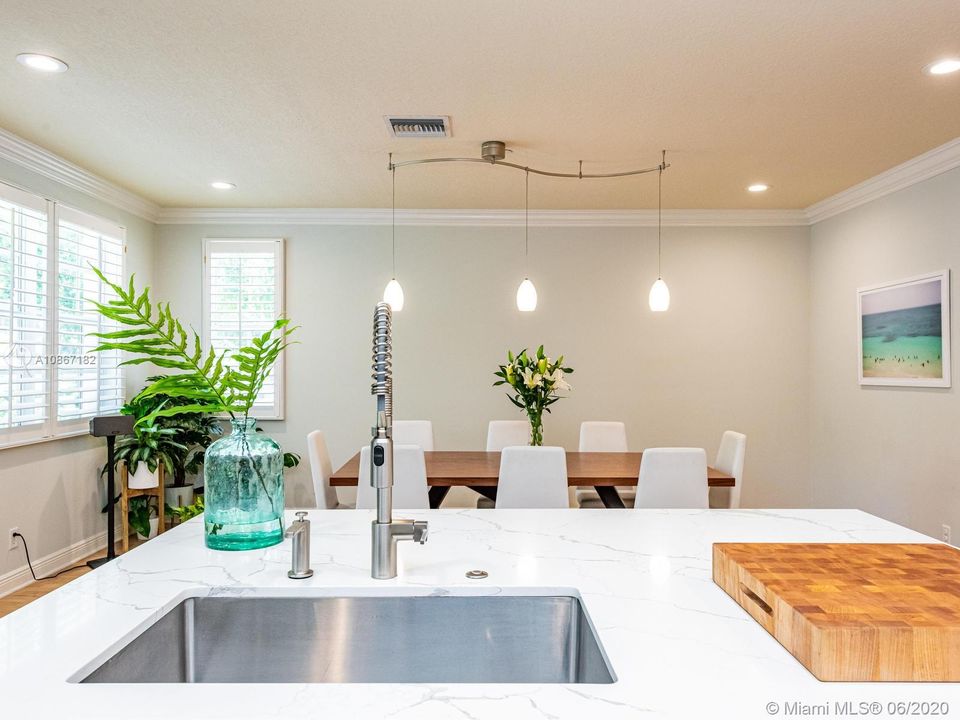 Recently Sold: $689,000 (3 beds, 2 baths, 3036 Square Feet)