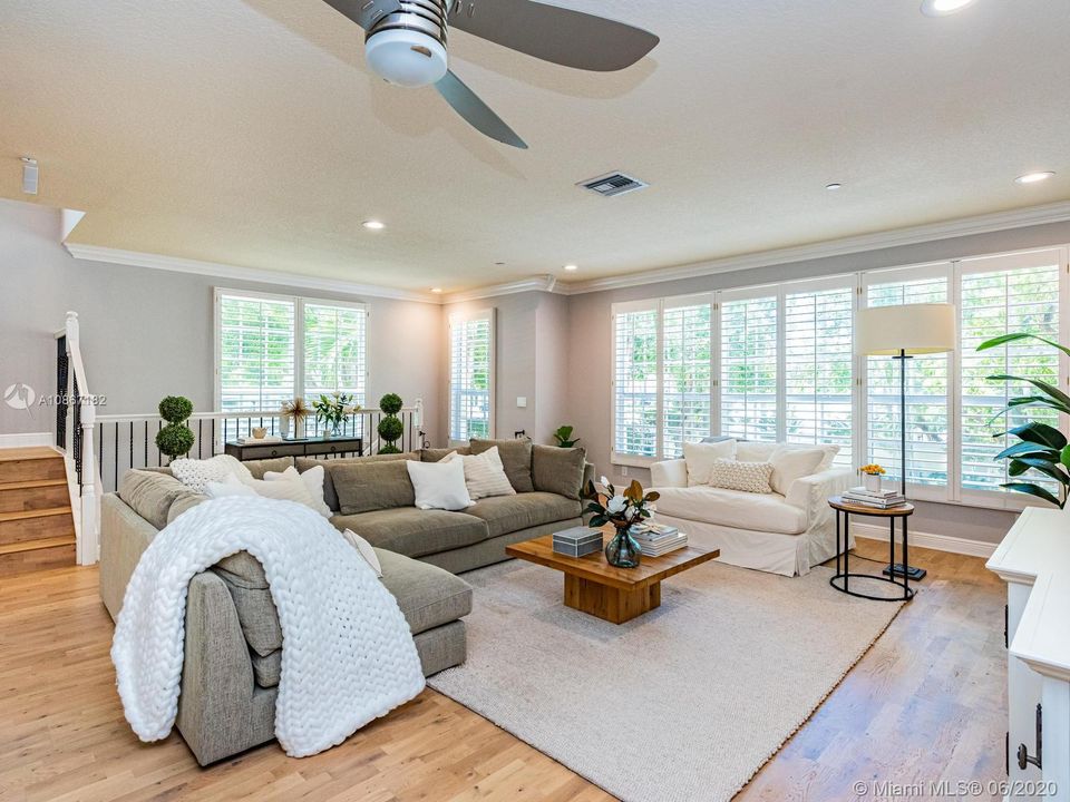 Recently Sold: $689,000 (3 beds, 2 baths, 3036 Square Feet)