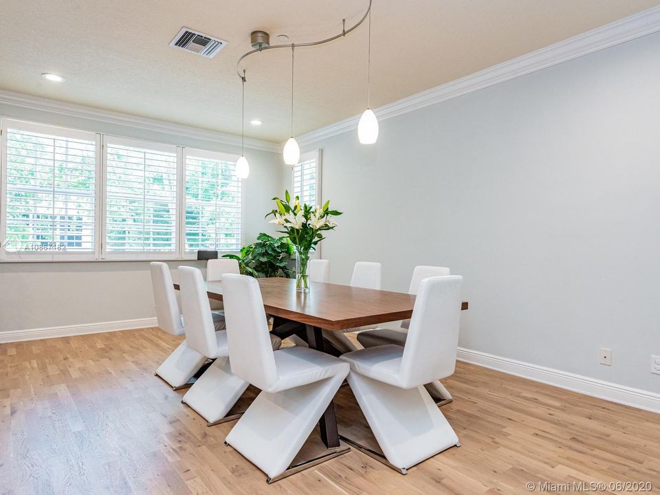 Recently Sold: $689,000 (3 beds, 2 baths, 3036 Square Feet)