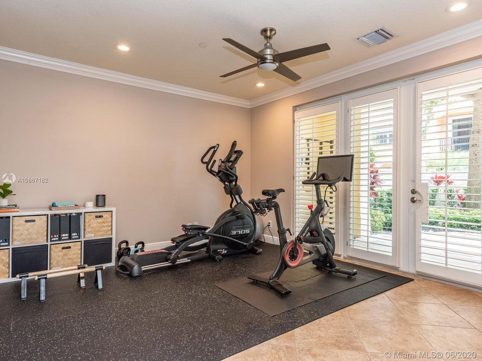 Recently Sold: $689,000 (3 beds, 2 baths, 3036 Square Feet)