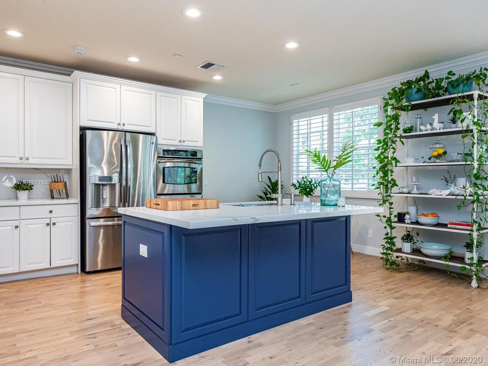 Recently Sold: $689,000 (3 beds, 2 baths, 3036 Square Feet)
