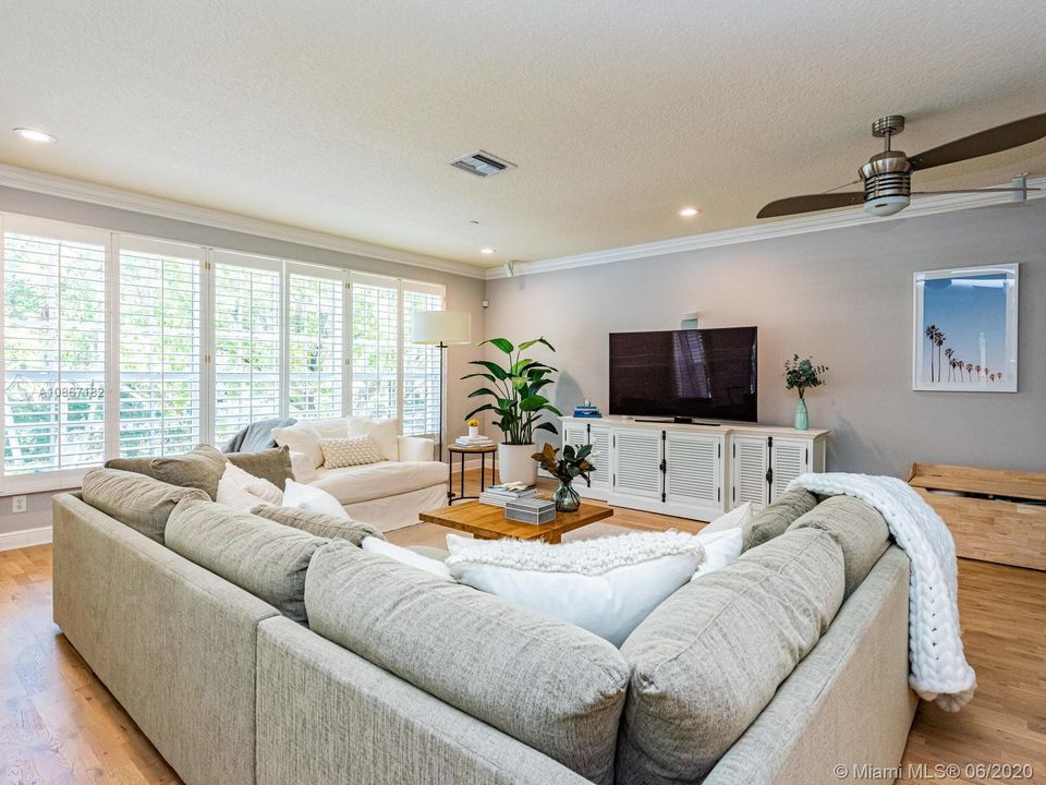 Recently Sold: $689,000 (3 beds, 2 baths, 3036 Square Feet)