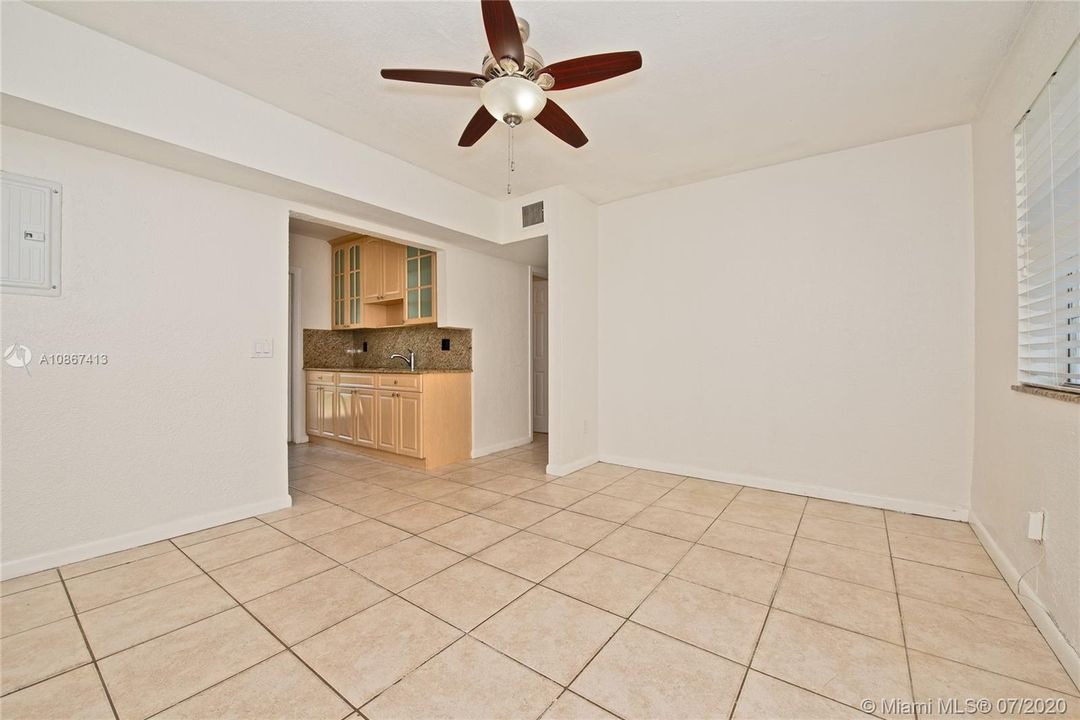 Vendido Recientemente: $234,700 (3 camas, 2 baños, 962 Pies cuadrados)